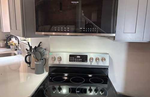 Albany Apartment | ★MODERN 2 bed, 1 bath w/patio! Great downtown location ★