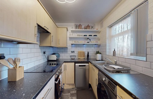 Richmond-upon-Thames Apartment | Modern 2 Bed - 5Min to Bus Stop & 25Min to Tram