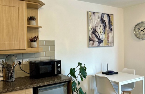 Telford Apartment | Modern 2 Bed apartment with free parking and Netflix