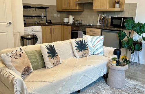 Telford Apartment | Modern 2 Bed apartment with free parking and Netflix