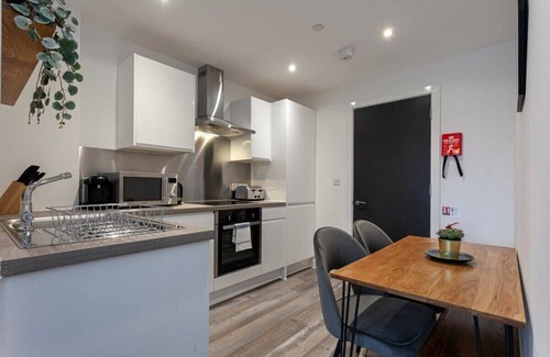 Old Trafford Apartment | Modern 2 Bed Flat 5min to Old Trafford Stadium