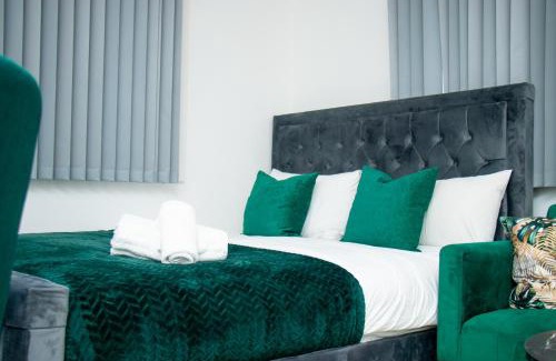 Harlington Apartment | Modern 2 Bed Flat by Heathrow Airport, Free Parking