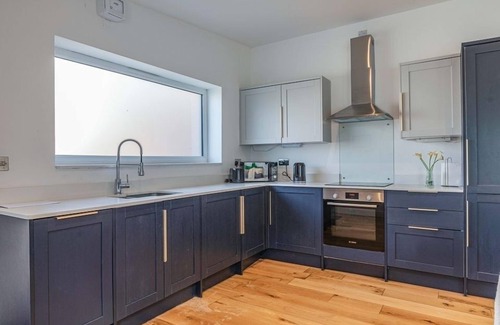 Reading House | Modern 2 Bed Reading House- City Centre- Near Reading Uni, Hospital & the Oracle