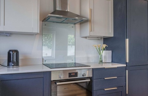 Reading House | Modern 2 Bed Reading House- City Centre- Near Reading Uni, Hospital & the Oracle