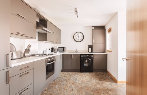 Cellardyke Apartment | Modern 2-Bed Sleeps 4 - Pet Friendly & Parking