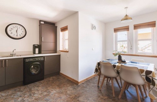 Cellardyke Apartment | Modern 2-Bed Sleeps 4 - Pet Friendly & Parking