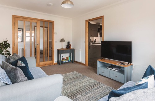 Cellardyke Apartment | Modern 2-Bed Sleeps 4 - Pet Friendly & Parking