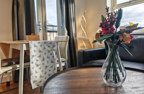 Leeds Apartment | Modern 2-Bed Townhouse Leeds City Location with Free Parking
