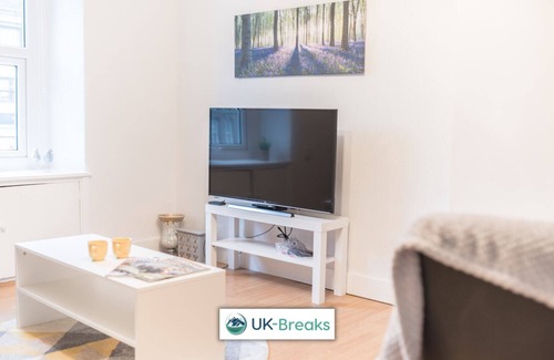 Egremont Apartment | Modern, 2 bedroom, 1st floor apartment. 24hr check-in. Fast Wi-fi. Pet friendly
