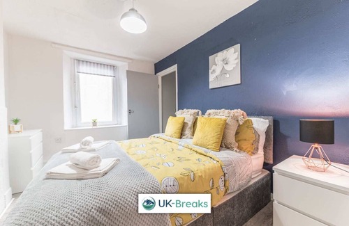 Egremont Apartment | Modern, 2 bedroom, 1st floor apartment. 24hr check-in. Fast Wi-fi. Pet friendly