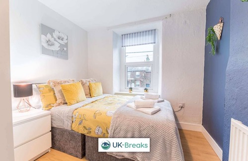 Egremont Apartment | Modern, 2 bedroom, 1st floor apartment. 24hr check-in. Fast Wi-fi. Pet friendly