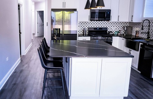 Woodlawn Condo | Modern 2-bedroom 2 -bath condo in wonderful Woodlawn Chicago.