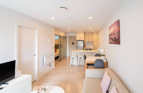 Auckland Central Business District Apartment | Modern 2 Bedroom Apartment ~ 1 minute to Skytower