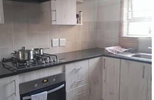 Germiston Apartment | Modern 2 bedroom apartment 5 min from the mall
