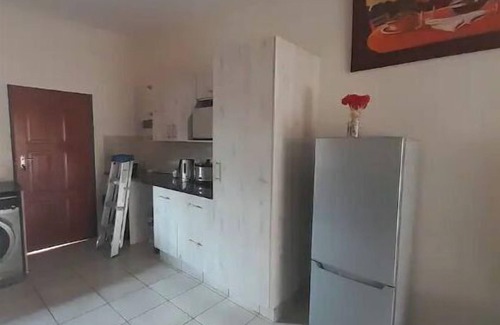 Germiston Apartment | Modern 2 bedroom apartment 5 min from the mall