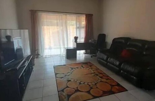 Germiston Apartment | Modern 2 bedroom apartment 5 min from the mall