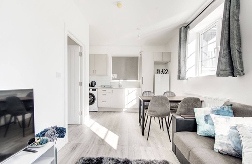 Coldharbour Apartment | Modern 2-Bedroom Apartment in Vibrant Brixton - Perfect for City Explorers!