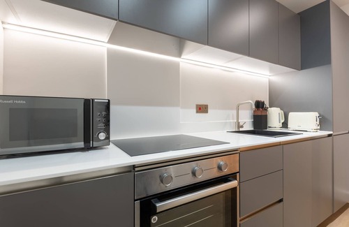Leeds Apartment | Modern 2 Bedroom Apartment with Balcony in Leeds