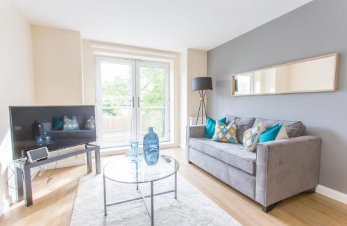 Oxford Apartment | Modern 2 Bedroom Apartment with Parking, Near Headington Hospitals & Oxford Brookes