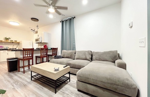 Dubuque Apartment | Modern 2-bedroom Apt - 1.5 Baths, En-suite Master, with WiFi, AC, free parking