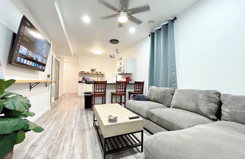 Dubuque Apartment | Modern 2-bedroom Apt - 1.5 Baths, En-suite Master, with WiFi, AC, free parking