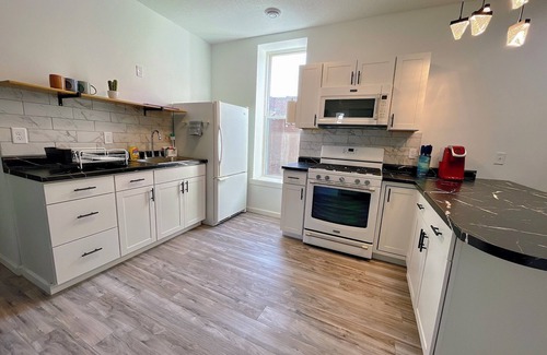 Dubuque Apartment | Modern 2-bedroom Apt - 1.5 Baths, En-suite Master, with WiFi, AC, free parking