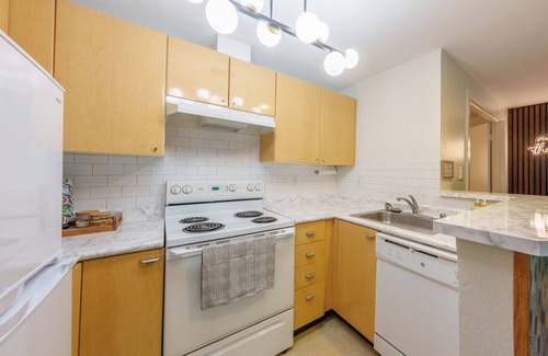 Belltown Condo | Modern 2 Bedroom Belltown Condo w/Free Parking
