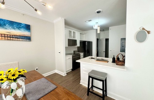 Raleigh Condo | Modern 2-bedroom condo with storage in Raleigh - perfect for long term stays!