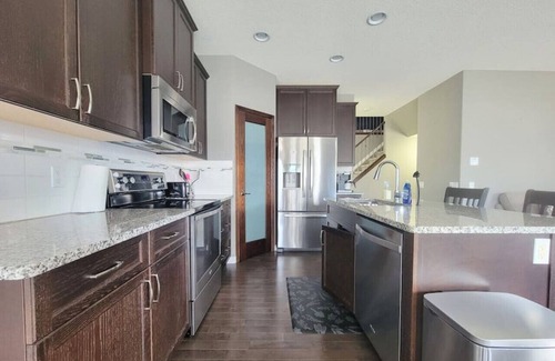 Northwest Edmonton House | Modern 2 Bedroom house - North Edmonton