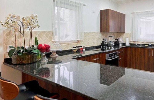 Gibbes House | Modern 2 Bedroom Townhouse near the Beach