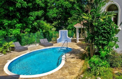 Gibbes House | Modern 2 Bedroom Townhouse near the Beach