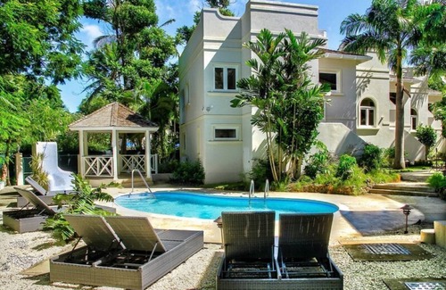 Gibbes House | Modern 2 Bedroom Townhouse near the Beach