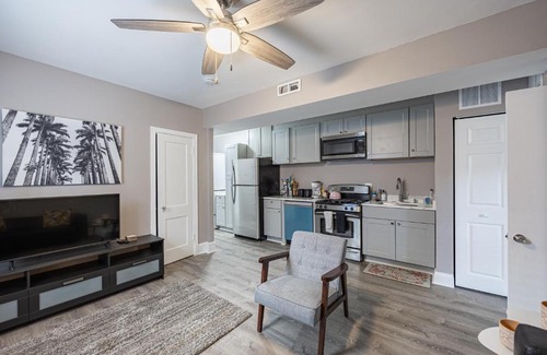 Anacostia Apartment | MODERN 2 BR Condo Near Transportation + 10 Min to Downtown