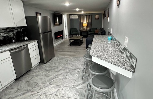 Geneva-on-the-Lake House | Modern 2B Family Home Near Wine Country- 6m Walk to Lake +Pet Friendly