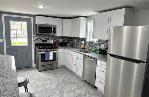 Geneva-on-the-Lake House | Modern 2B Family Home Near Wine Country- 6m Walk to Lake +Pet Friendly