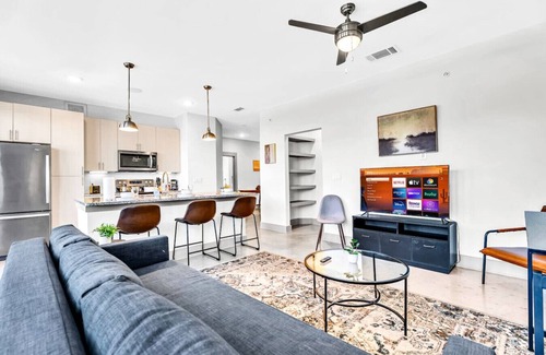 Fort Worth Apartment | Modern 2BD/2BA Flat Gym & Pool | Heart of Downtown