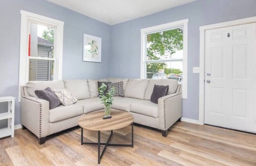 West Des Moines House | Modern 2BR Home w Free Parking in Valley Junction