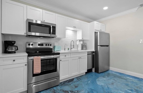 Poiciana Park II House | Modern 2BR-Hot Tub/Pergola/Games