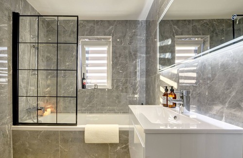 Rugby House | Modern 2BR House & Private parking & Kid-friendly