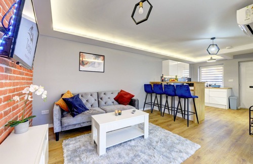 Rugby House | Modern 2BR House & Private Parking & Kid-friendly