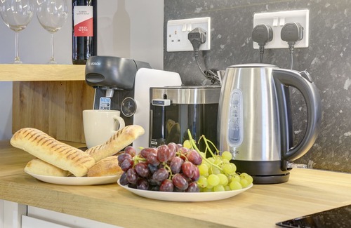 Rugby House | Modern 2BR House & Private Parking & Kid-friendly