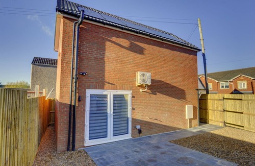 Rugby House | Modern 2BR House & Private Parking & Kid-friendly