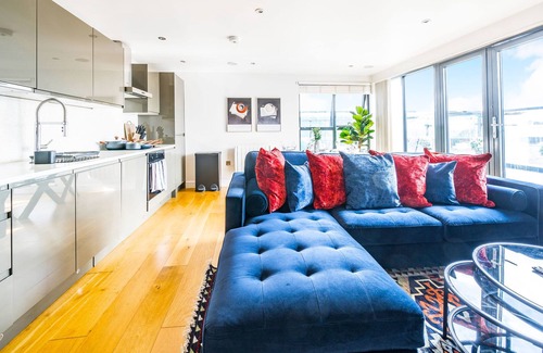 Camberley Apartment | Modern 2BR in Surrey | Pet-Friendly, WiFi, Parking