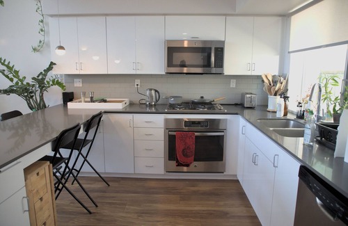 Silver Lake House | Modern 2BR + Loft Family Home, steps to Echo Park