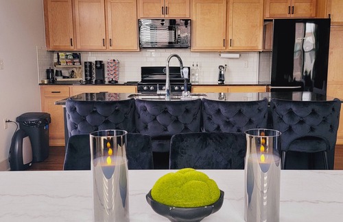 Detroit Apartment | Modern 2BR Near Downtown – 6 Min Walk