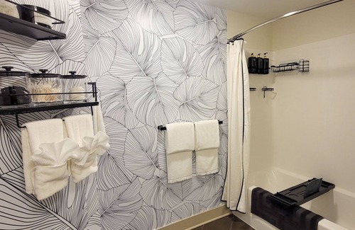 Detroit Apartment | Modern 2BR Near Downtown – 6 Min Walk