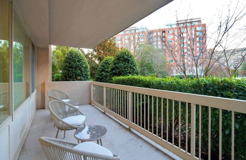 Pentagon City Apartment | Modern 2BR Oasis Near D.C. | Pool Access