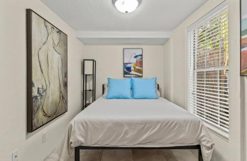 Grandview Heights House | Modern 2BR Oasis Heated Pool Near Downtown