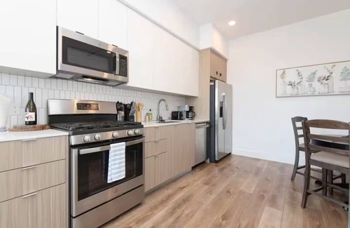 Del Rey Apartment | Modern 2BR Penthouse with Gym, Rooftop Pool, Patio & great View -Venice/MDR