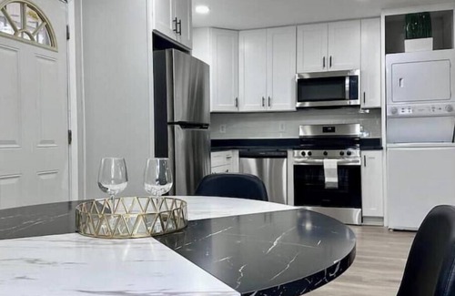 Atlanta Apartment | Modern 2BR Stylish Retreat A Upstairs